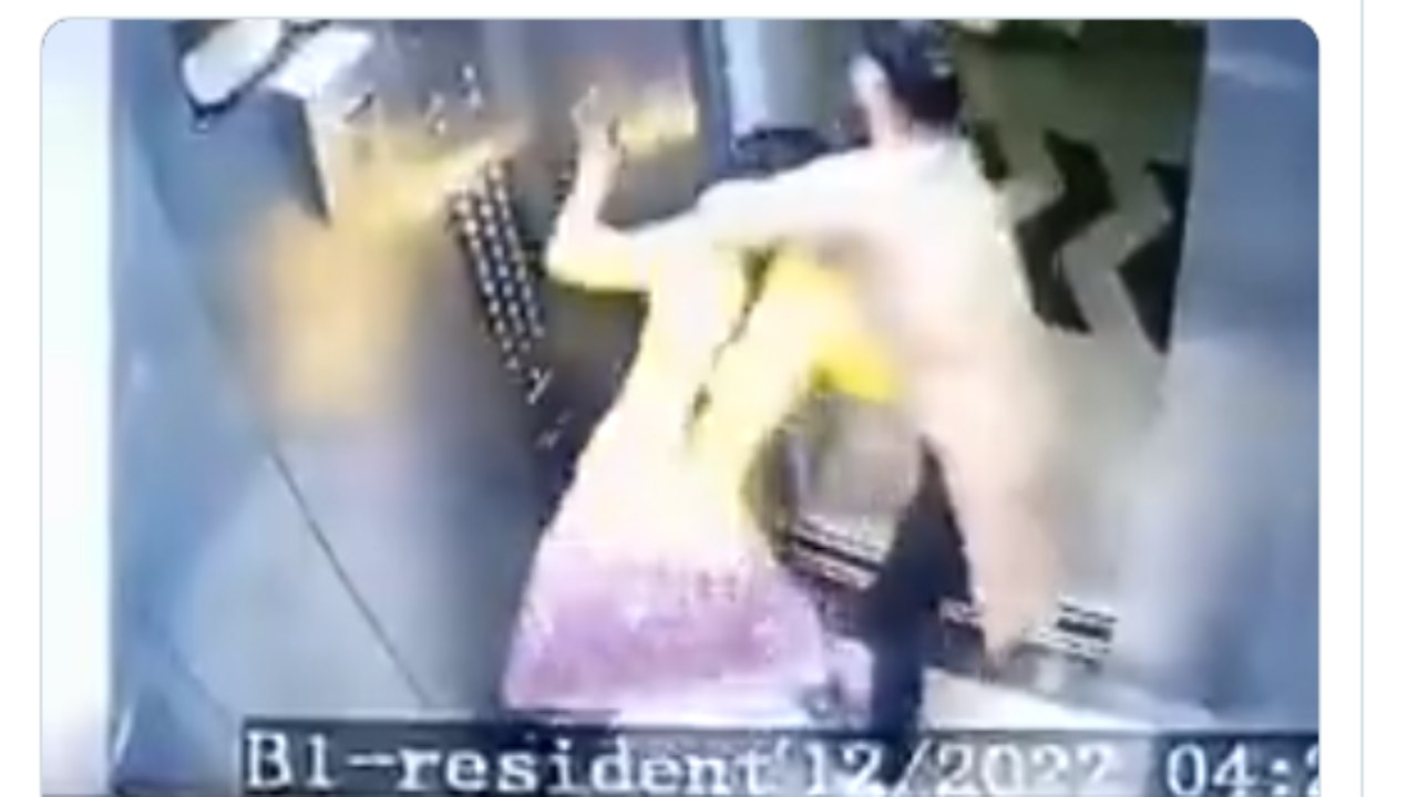 Viral Video: ఇంట్లో పనిచేయించుకోవడానికి అమ్మాయిని బలవంతంగా లాక్కెళ్లిన మహిళ Viral Video: ఇంట్లో పనిచేయించుకోవడానికి అమ్మాయిని బలవంతంగా లాక్కెళ్లిన మహిళ