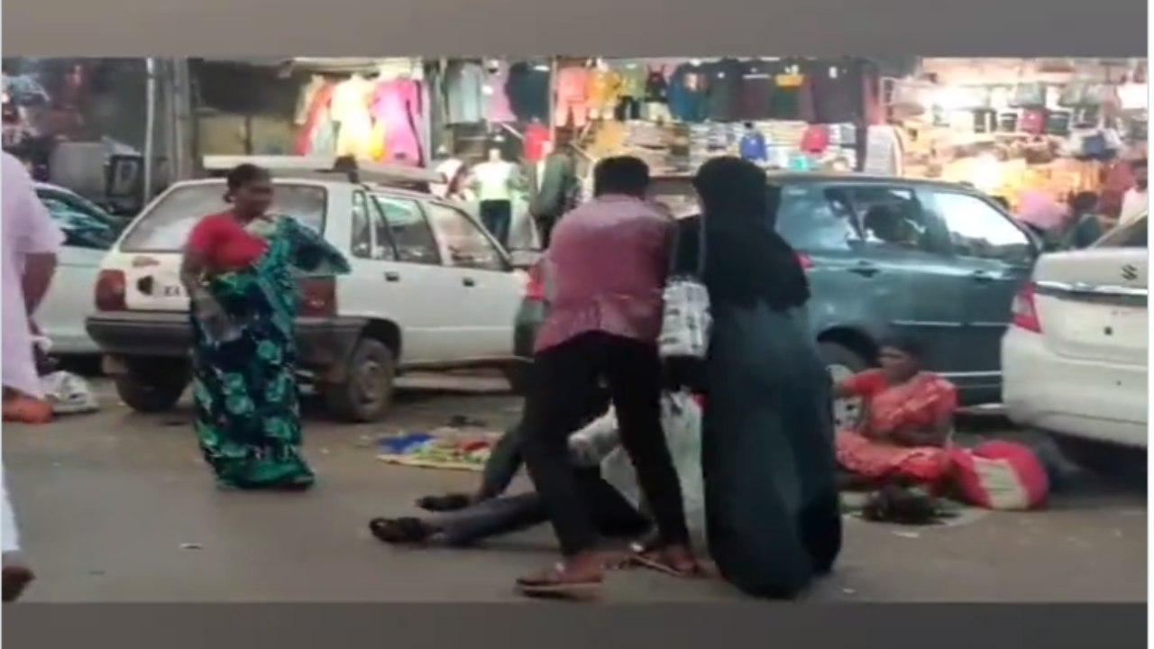 Viral Video: అసభ్యంగా ప్రవర్తిస్తున్నాడని యువకుడిని నడి రోడ్డుపై చెప్పులతో కొట్టిన మహిళలు Viral Video: అసభ్యంగా ప్రవర్తిస్తున్నాడని యువకుడిని నడి రోడ్డుపై చెప్పులతో కొట్టిన మహిళలు