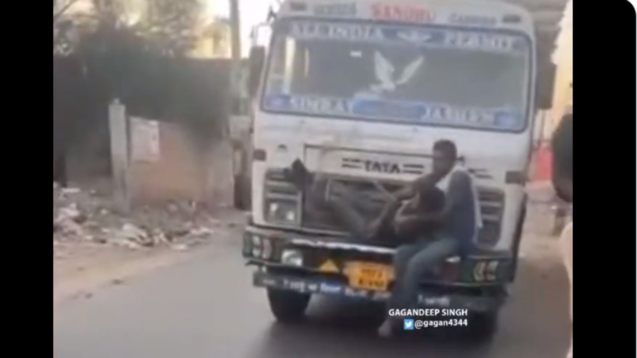 Viral Video: యువకుడిని ట్రక్కు ముందు భాగంలో తాడుతో కట్టి పోలీస్ స్టేషన్కు తీసుకెళ్లిన వైనం Viral Video: యువకుడిని ట్రక్కు ముందు భాగంలో తాడుతో కట్టి పోలీస్ స్టేషన్కు తీసుకెళ్లిన వైనం
