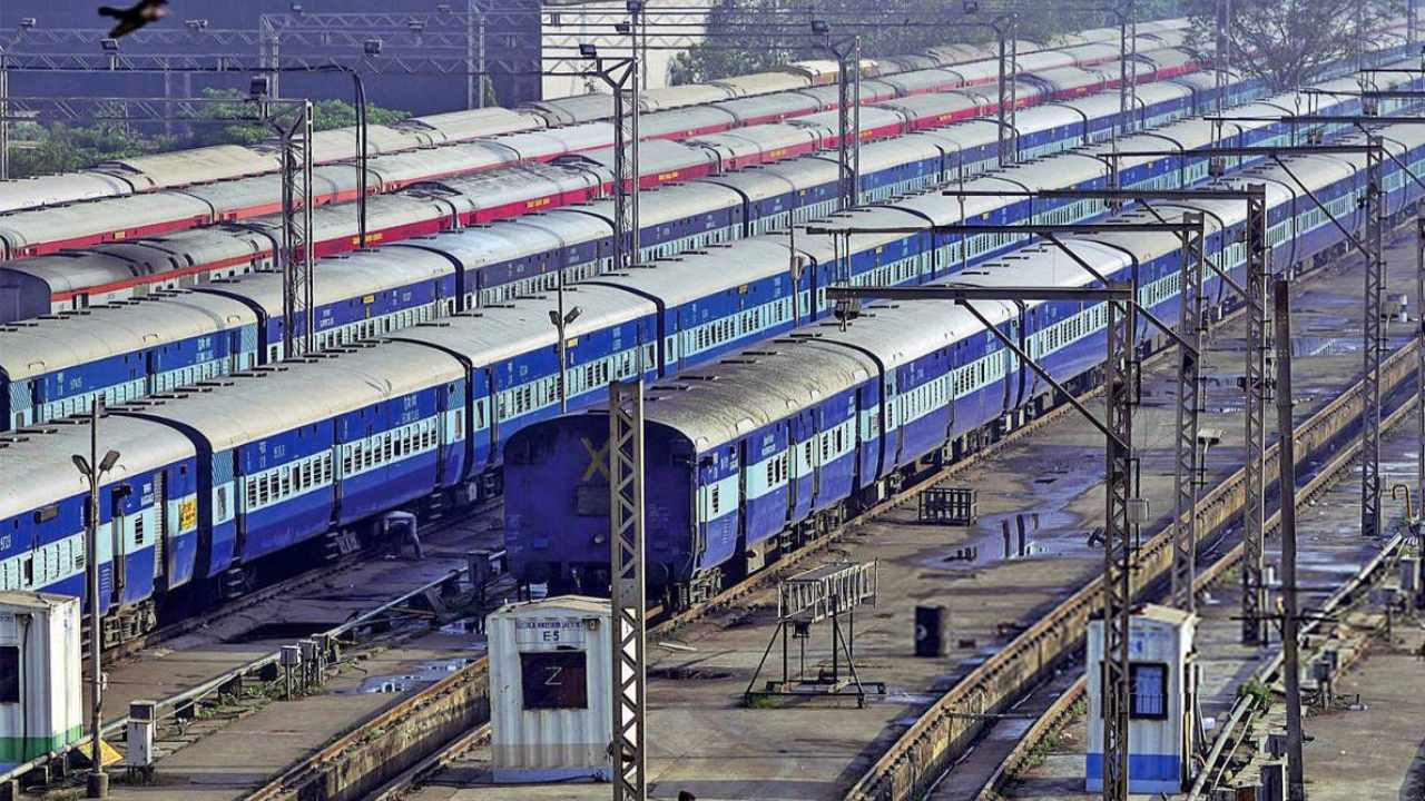 Job Scam : ‘వచ్చే పోయే రైళ్లను..బోగీలను లెక్కపెట్టే ఉద్యోగం’అంటూ రూ.2.6కోట్లు దోచేసిన కేటుగాళ్లు.. Job Scam : ‘వచ్చే పోయే రైళ్లను..బోగీలను లెక్కపెట్టే ఉద్యోగం’అంటూ రూ.2.6కోట్లు దోచేసిన కేటుగాళ్లు..
