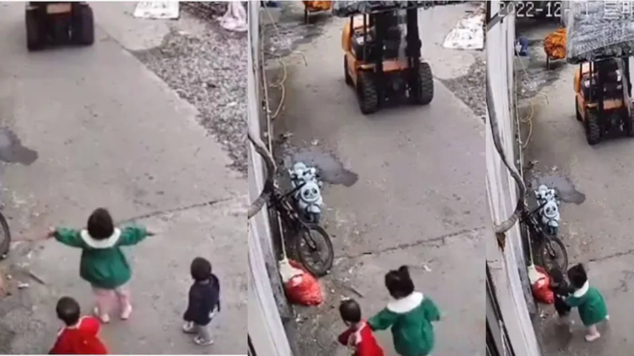 Little Girl Protecting Her Siblings : చిట్టి చెల్లెళ్ల కోసం నాలుగేళ్ల చిన్నారి చేసిన పనికి ఫిదా అవ్వాల్సిందే.. Little Girl Protecting Her Siblings : చిట్టి చెల్లెళ్ల కోసం నాలుగేళ్ల చిన్నారి చేసిన పనికి ఫిదా అవ్వాల్సిందే..