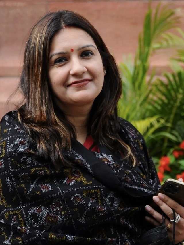 >ఆధునికత, హుందాతనం.. ఆకట్టుకునేలా ఎంపీల డ్రెస్సింగ్ స్టైల్!
