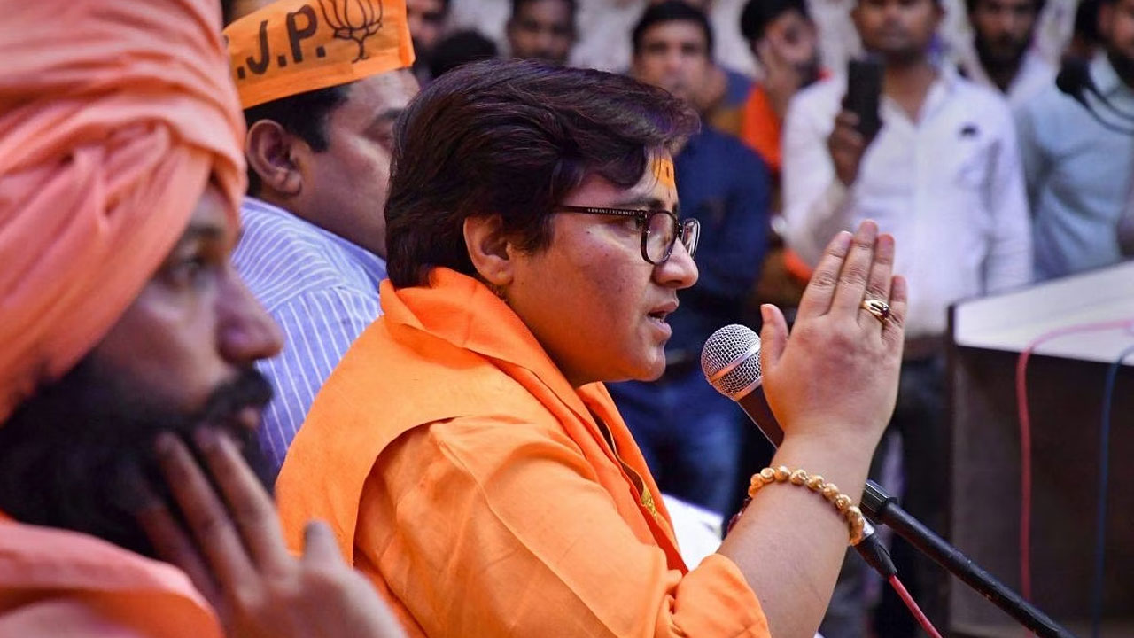 Pragya Thakur: హిందువులు కత్తులు వాడాలంటూ వ్యాఖ్యానించిన బీజేపీ ఎంపీ సాధ్వీపై కేసు Pragya Thakur: హిందువులు కత్తులు వాడాలంటూ వ్యాఖ్యానించిన బీజేపీ ఎంపీ సాధ్వీపై కేసు