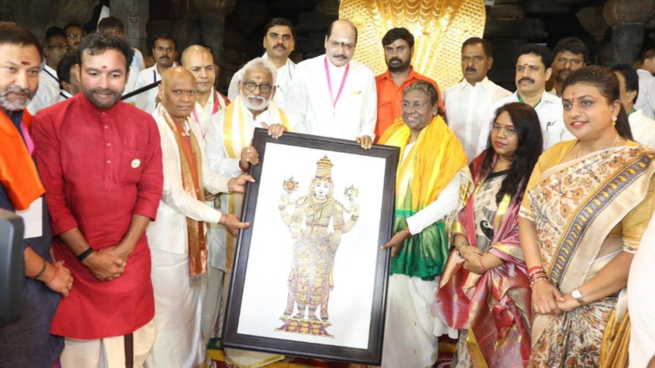 Droupadi Murmu In Tirumala: శ్రీవారి సేవలో రాష్ట్రపతి ద్రౌపది ముర్ము (ఫొటో గ్యాలరీ)