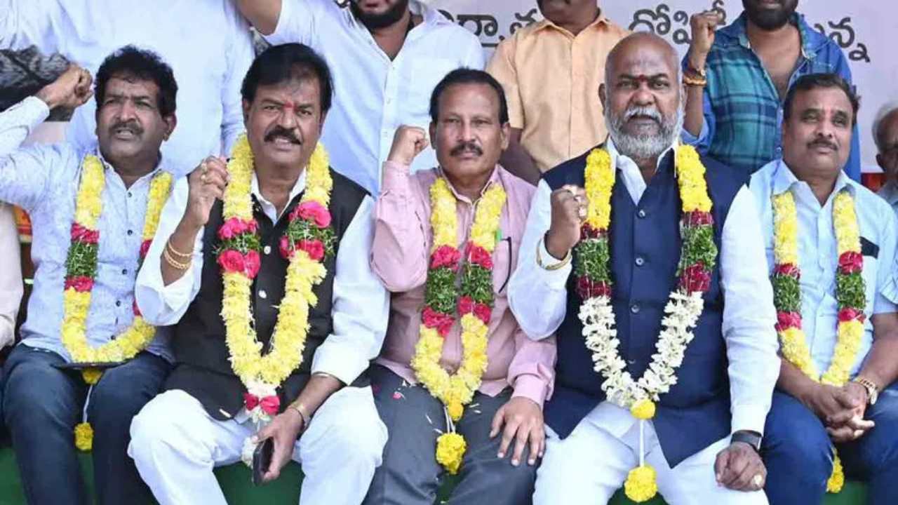Producers Council : ఫిలింఛాంబర్ లో ధర్నా చేస్తున్న నిర్మాతలు.. Producers Council : ఫిలింఛాంబర్ లో ధర్నా చేస్తున్న నిర్మాతలు..