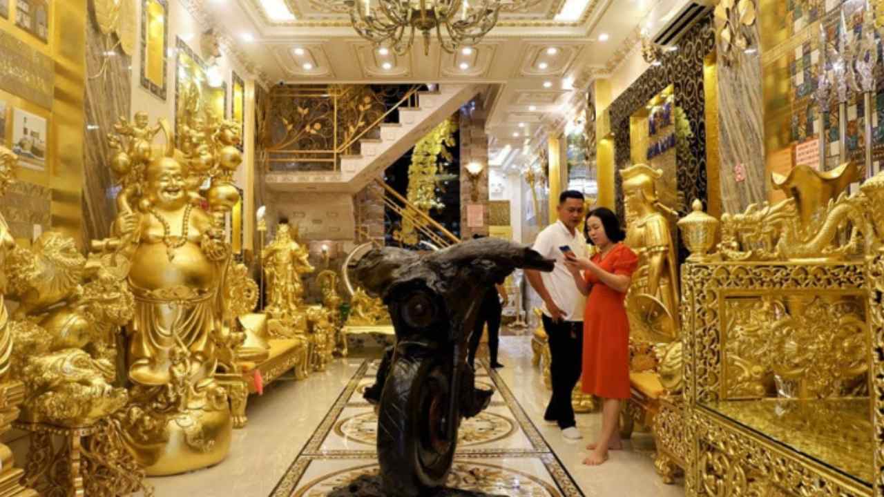 vietnam man gold house