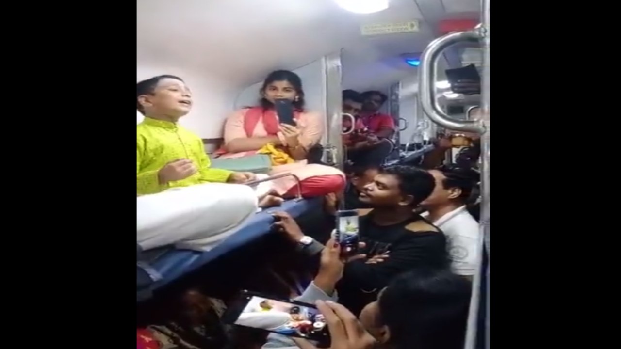 Viral Video: రైలులో బాలుడి సంగీత కచేరీ.. ఆనంద పారవశ్యంలో మునిగిన ప్రయాణికులు Viral Video: రైలులో బాలుడి సంగీత కచేరీ.. ఆనంద పారవశ్యంలో మునిగిన ప్రయాణికులు