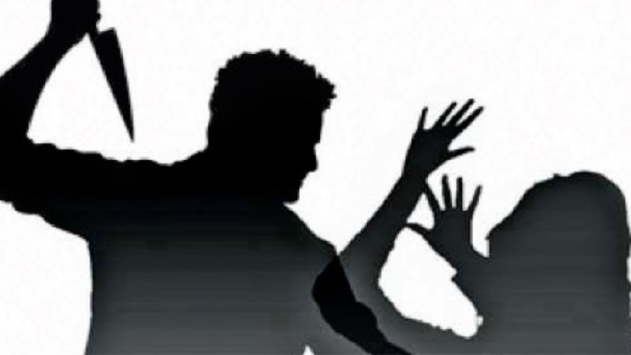 Lover Cut Girlfriend’s Throat : పెళ్లికి ఒప్పుకోలేదని ప్రియురాలి గొంతు కోసిన ప్రేమోన్మాది Lover Cut Girlfriend’s Throat : పెళ్లికి ఒప్పుకోలేదని ప్రియురాలి గొంతు కోసిన ప్రేమోన్మాది