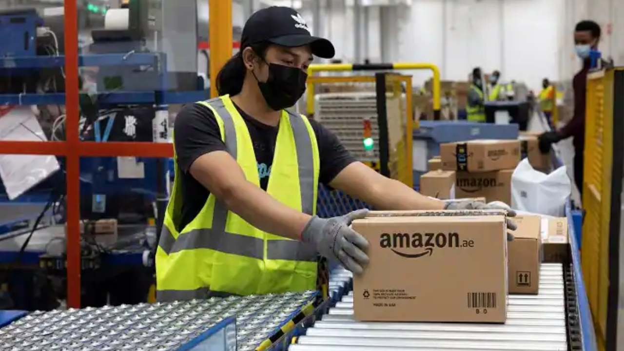 Amazon Layoff: ఇండియాలోనూ ఉద్యోగులను తొలగిస్తున్న అమెజాన్.. ఎంతమందో తెలుసా? Amazon Layoff: ఇండియాలోనూ ఉద్యోగులను తొలగిస్తున్న అమెజాన్.. ఎంతమందో తెలుసా?