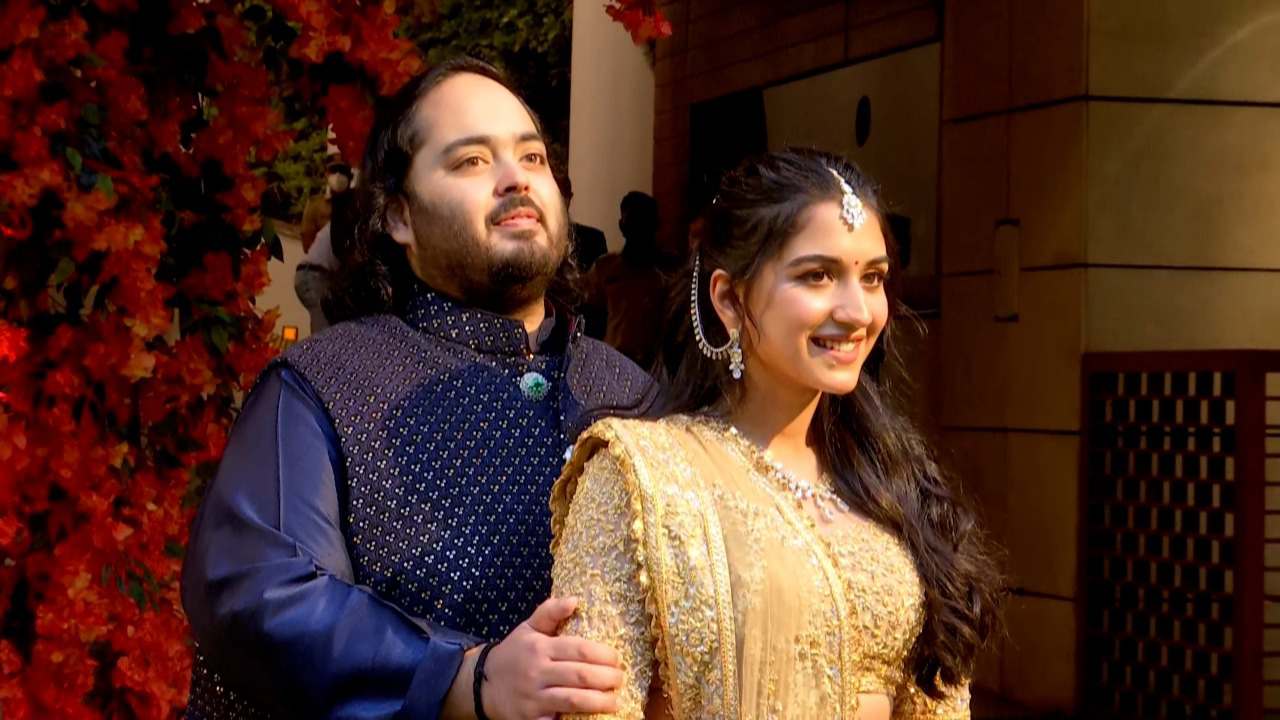 Anant Ambani Engagement: వైభవంగా అనంత్ అంబానీ-రాధికా మర్చంట్ నిశ్చితార్థం.. అంబానీ నివాసంలో జరిగిన వేడుక Anant Ambani Engagement: వైభవంగా అనంత్ అంబానీ-రాధికా మర్చంట్ నిశ్చితార్థం.. అంబానీ నివాసంలో జరిగిన వేడుక