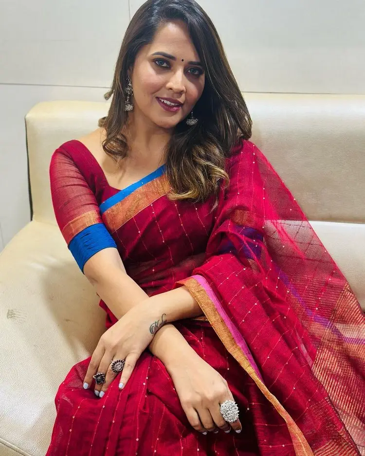 Anasuya Sizzles With Saree In Latest Pics