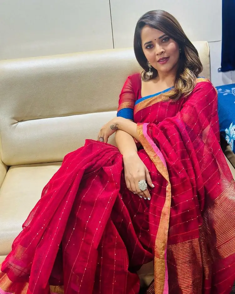 Anasuya Sizzles With Saree In Latest Pics