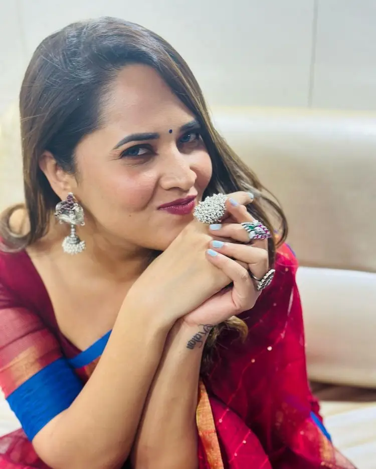 Anasuya Sizzles With Saree In Latest Pics