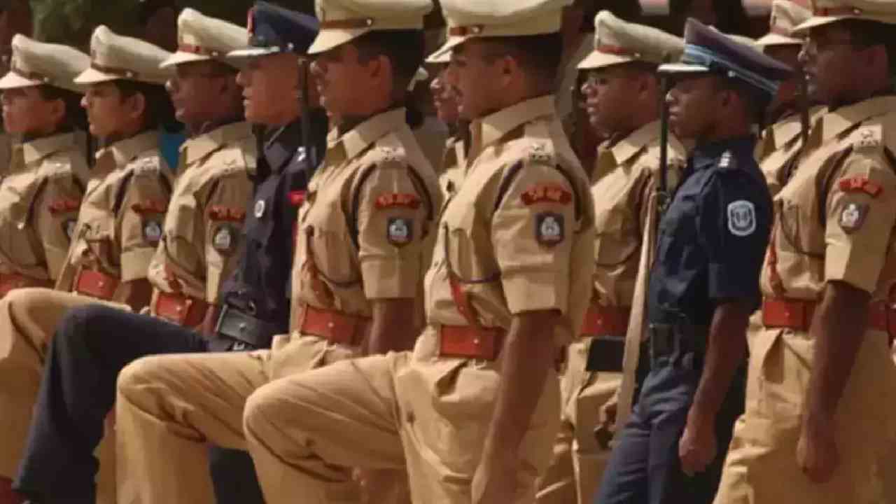 Andhra Pardesh: రేపటి నుంచి ఏపీ కానిస్టేబుల్ ఉద్యోగాలకు హాల్ టిక్కెట్ల జారీ Andhra Pardesh: రేపటి నుంచి ఏపీ కానిస్టేబుల్ ఉద్యోగాలకు హాల్ టిక్కెట్ల జారీ