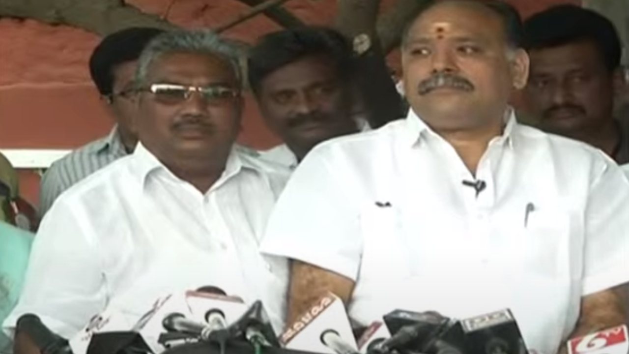 Andhra pradesh : ఏపీ ప్రభుత్వ ఉద్యోగుల తిప్పలు.. రావాల్సిన బకాయిల కోసం గవర్నర్ను కలిసి ఉద్యోగుల సంఘాల నేతలు Andhra pradesh : ఏపీ ప్రభుత్వ ఉద్యోగుల తిప్పలు.. రావాల్సిన బకాయిల కోసం గవర్నర్ను కలిసి ఉద్యోగుల సంఘాల నేతలు