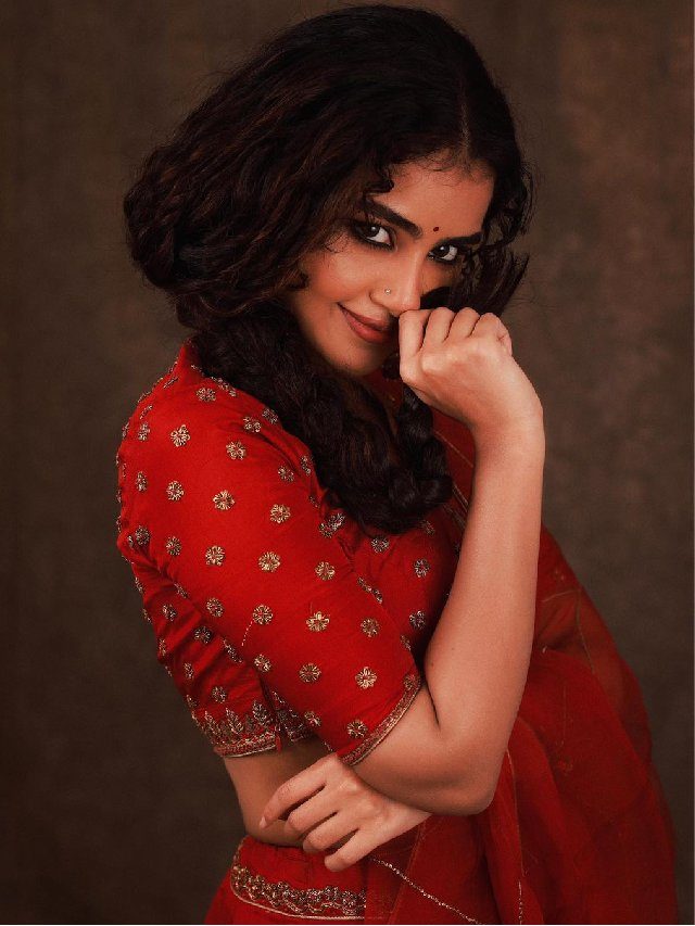 >కాటుక కళ్ళతో ఎదని గిల్లుతున్న అనుపమ..