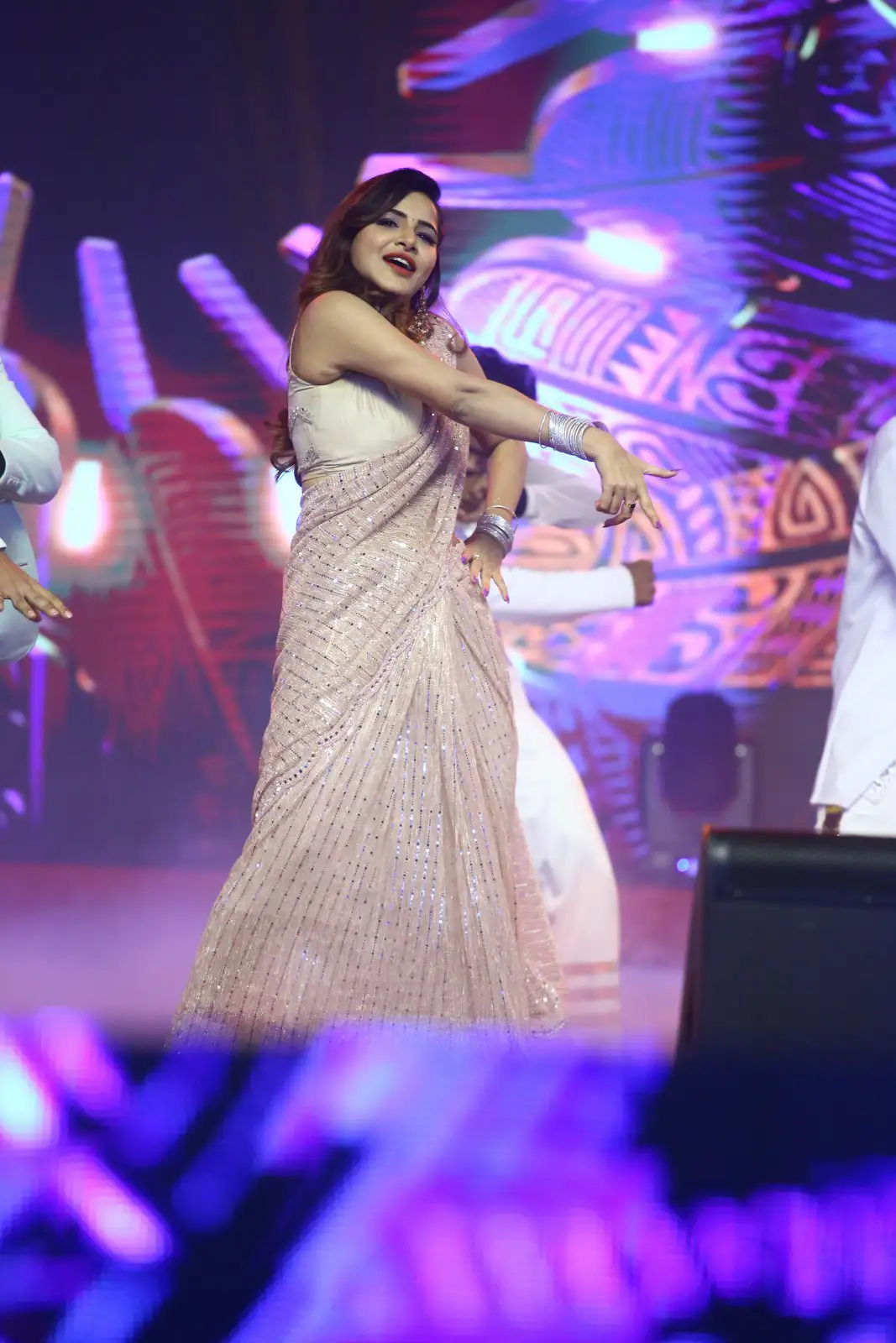 Ashu Reddy dance performance in Waltair Veerayya pre release event