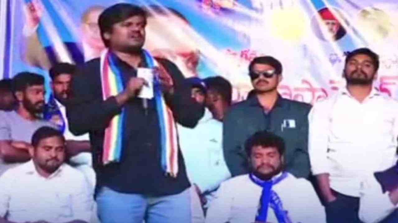 Bairi Naresh: కావాలనే అలాంటి వ్యాఖ్యలు చేశా.. బైరి నరేష్ అంగీకారం.. రిమాండ్ రిపోర్ట్లో వెల్లడి Bairi Naresh: కావాలనే అలాంటి వ్యాఖ్యలు చేశా.. బైరి నరేష్ అంగీకారం.. రిమాండ్ రిపోర్ట్లో వెల్లడి