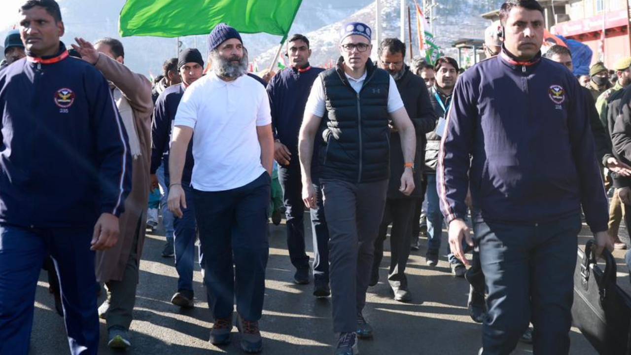 Bharat Jodo Yatra: మేము బిచ్చగాళ్లం కాదు..! భారత్ జోడోయాత్రలో జమ్మూకశ్మీర్ మాజీ సీఎం ఓమర్ అబ్దుల్లా .. Bharat Jodo Yatra: మేము బిచ్చగాళ్లం కాదు..! భారత్ జోడోయాత్రలో జమ్మూకశ్మీర్ మాజీ సీఎం ఓమర్ అబ్దుల్లా ..