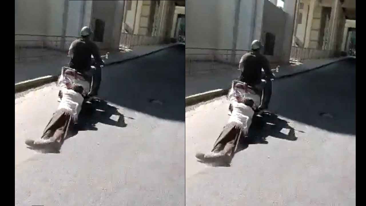 Biker Dragged Old Man : వీడు మనిషేనా.. రోడ్డుపై వృద్ధుడిని ఈడ్చుకెళ్లిన బైకర్.. బెంగళూరులో అమానుషం Biker Dragged Old Man : వీడు మనిషేనా.. రోడ్డుపై వృద్ధుడిని ఈడ్చుకెళ్లిన బైకర్.. బెంగళూరులో అమానుషం
