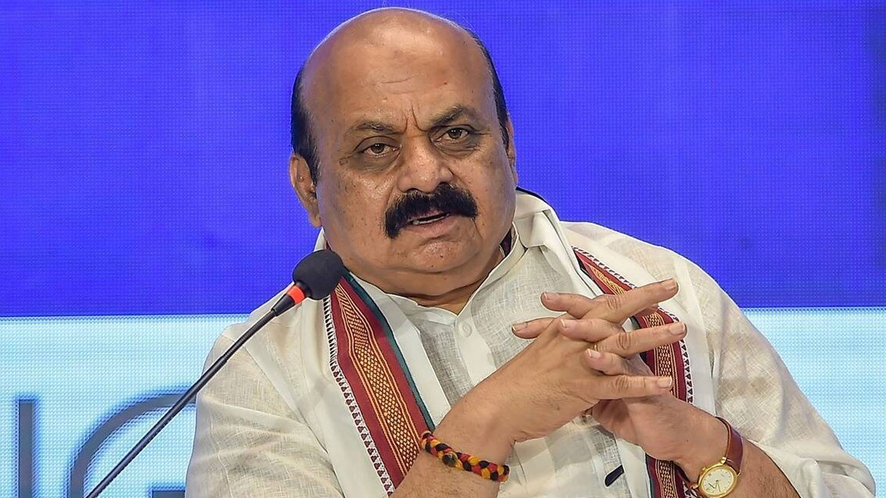 Karnataka: సిద్ధరామయ్య ‘కుక్కపిల్ల’ వ్యాఖ్యలకు అదే తరహాలో బదులిచ్చిన సీఎం బొమ్మై Karnataka: సిద్ధరామయ్య ‘కుక్కపిల్ల’ వ్యాఖ్యలకు అదే తరహాలో బదులిచ్చిన సీఎం బొమ్మై