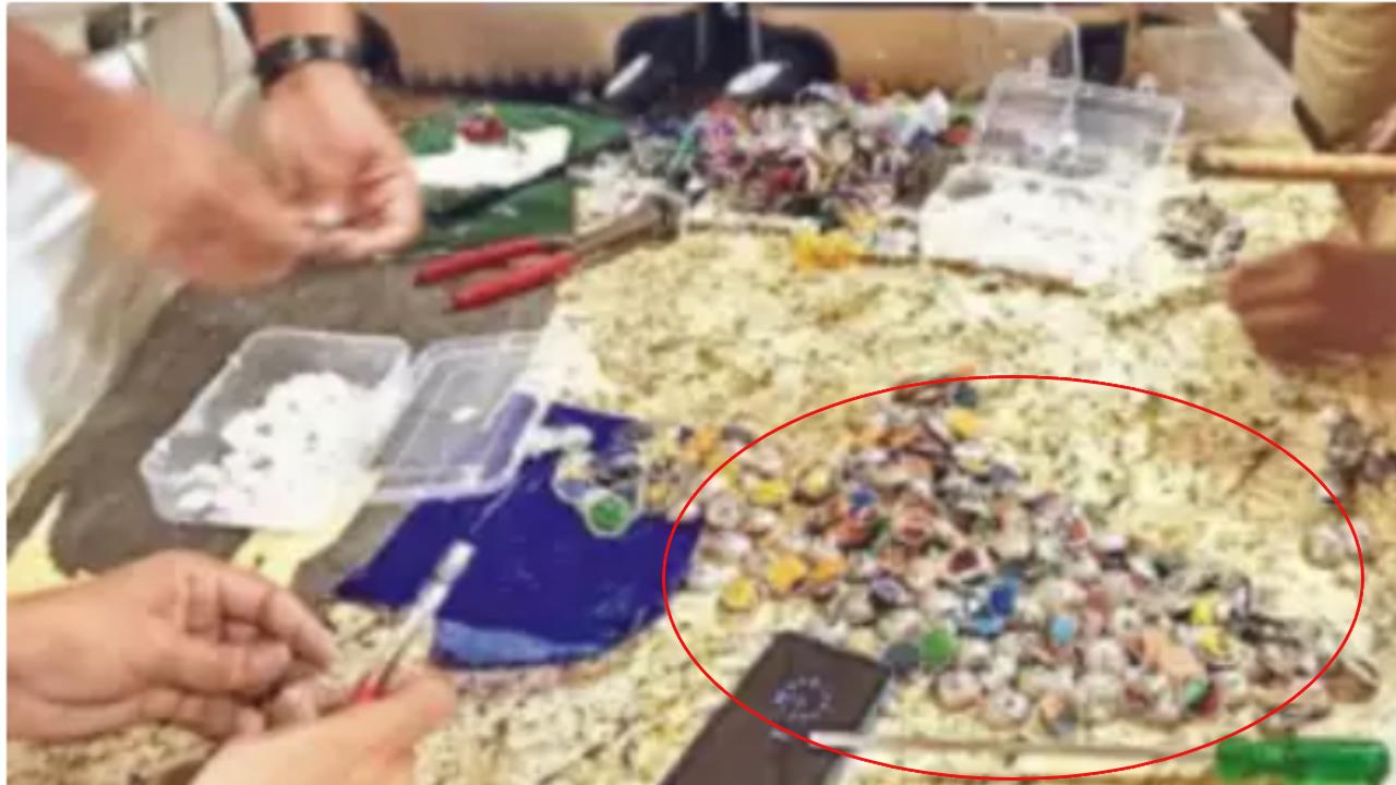 Mumbai Airport : షర్టు బటన్స్లో దాచి కొకైన్ తరలింపు..ముంబై ఎయిర్ పోర్టులో రూ.47 కోట్ల విలువైన డ్రగ్స్ పట్టివేత Mumbai Airport : షర్టు బటన్స్లో దాచి కొకైన్ తరలింపు..ముంబై ఎయిర్ పోర్టులో రూ.47 కోట్ల విలువైన డ్రగ్స్ పట్టివేత