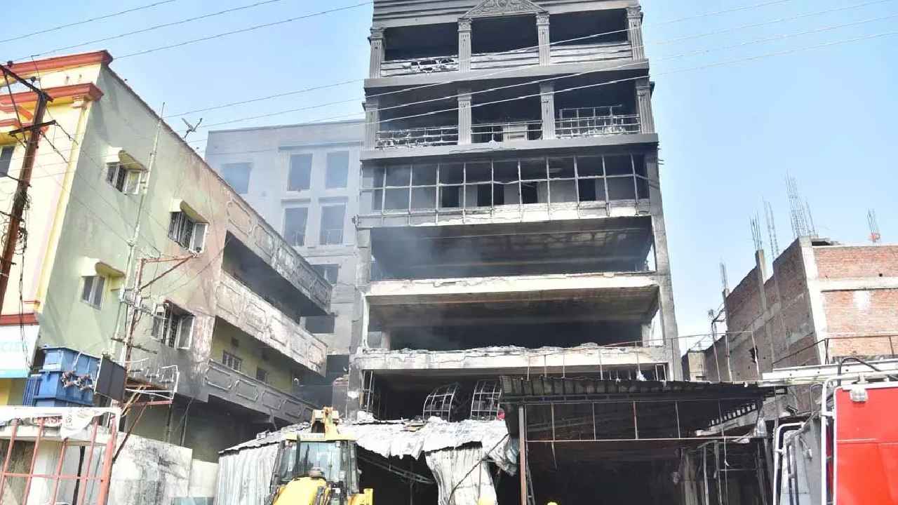 Deccan Mall Demolition : రేపటి నుంచి డెక్కన్ మాల్ కూల్చివేత పనులు.. రూ.33 లక్షలకు టెండర్ Deccan Mall Demolition : రేపటి నుంచి డెక్కన్ మాల్ కూల్చివేత పనులు.. రూ.33 లక్షలకు టెండర్