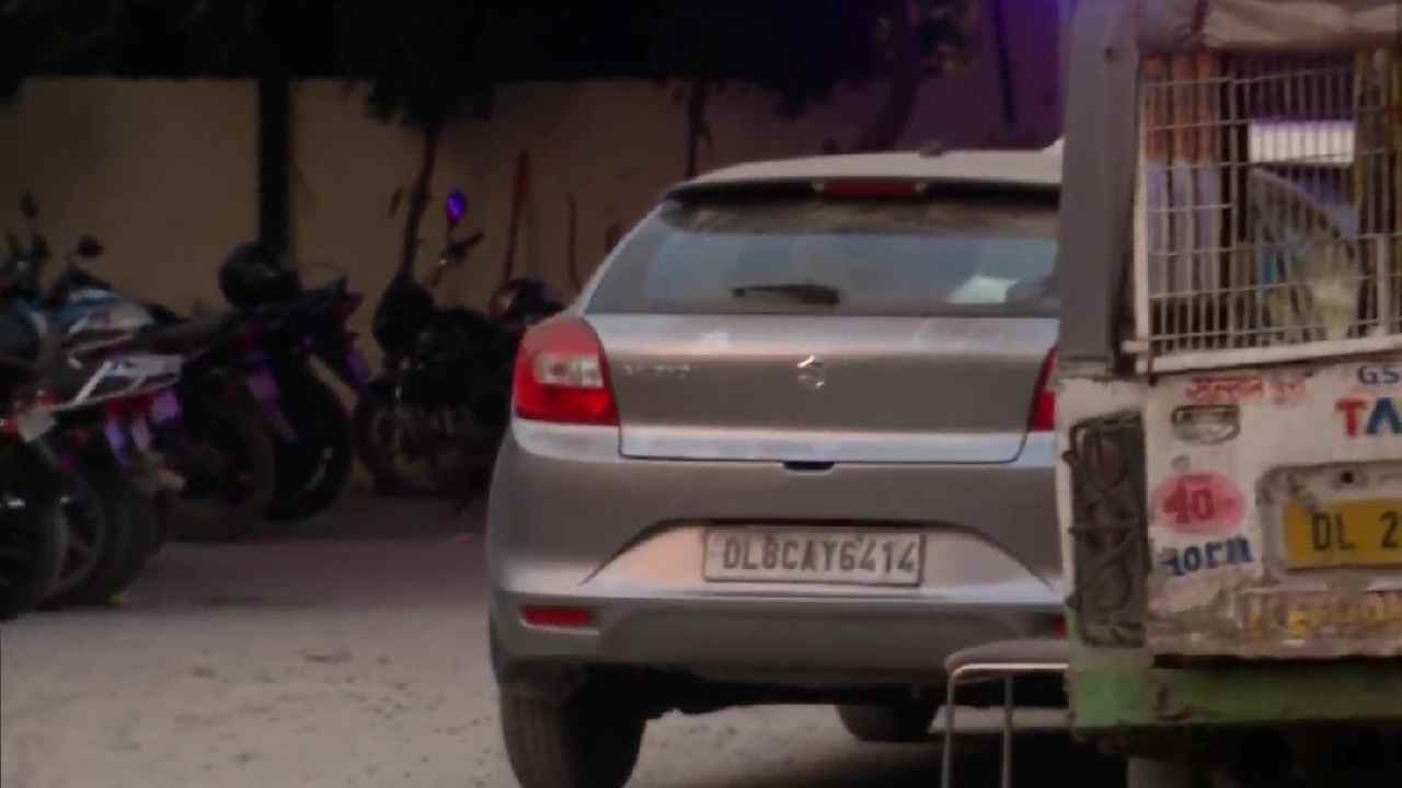 Delhi: మహిళను ఢీకొని 12 కిలోమీటర్లు లాక్కెళ్లిన కారు.. మహిళ మృతి Delhi: మహిళను ఢీకొని 12 కిలోమీటర్లు లాక్కెళ్లిన కారు.. మహిళ మృతి