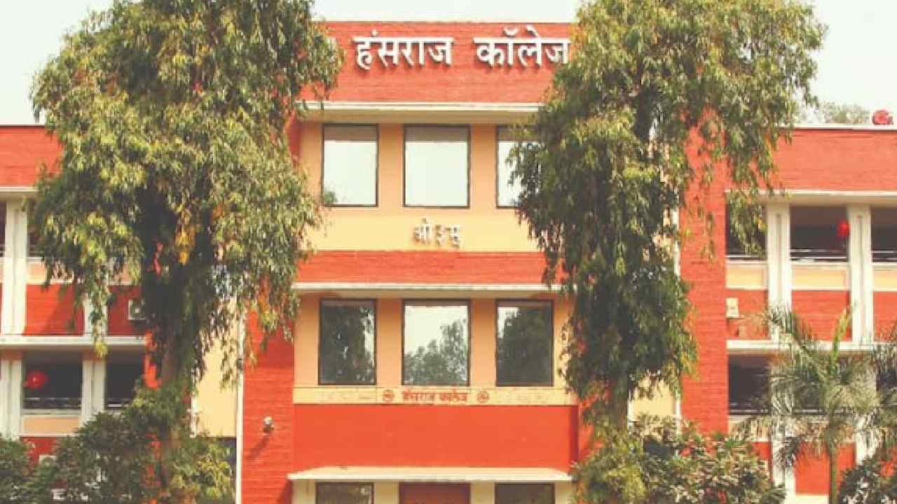 Delhi Students: మాంసం తినేందుకు అనుమతించాలంటూ విద్యార్థుల ఆందోళన.. అదుపులోకి తీసుకున్న పోలీసులు Delhi Students: మాంసం తినేందుకు అనుమతించాలంటూ విద్యార్థుల ఆందోళన.. అదుపులోకి తీసుకున్న పోలీసులు