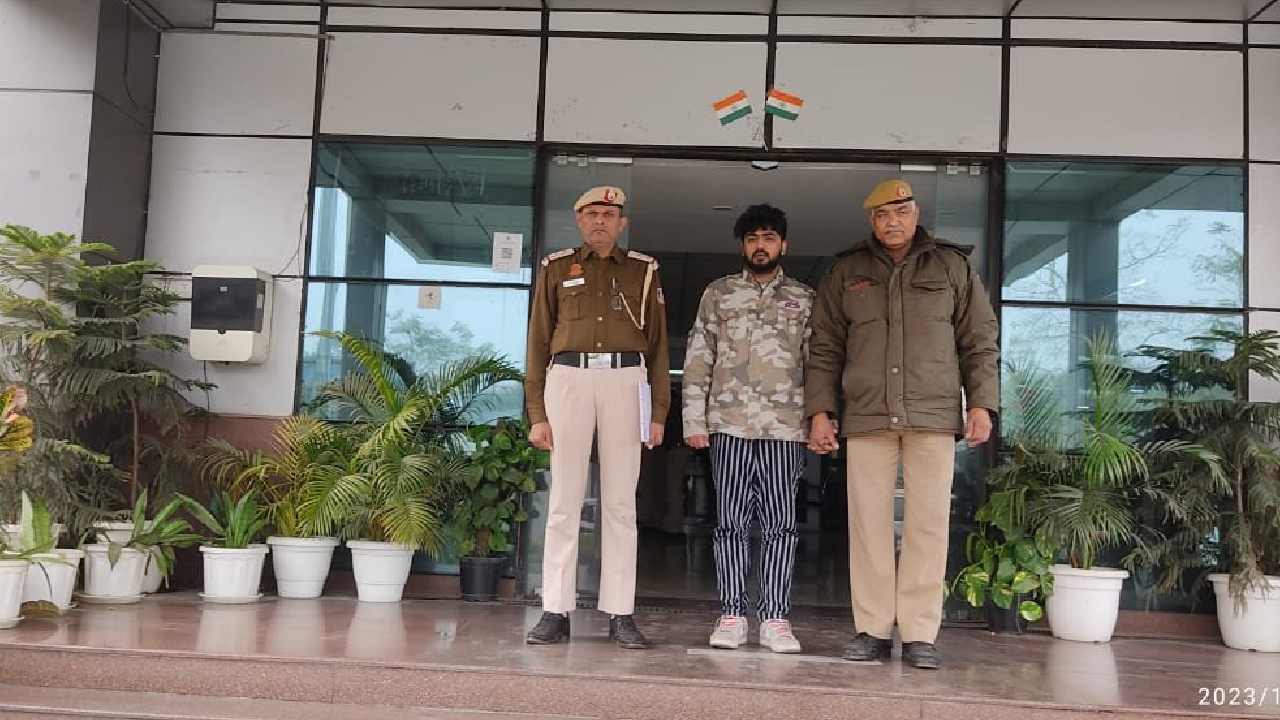 Delhi: స్నేహితుల కోసం విమానంలో బాంబు ఉందని బెదిరించిన యువకుడు.. అరెస్టు Delhi: స్నేహితుల కోసం విమానంలో బాంబు ఉందని బెదిరించిన యువకుడు.. అరెస్టు