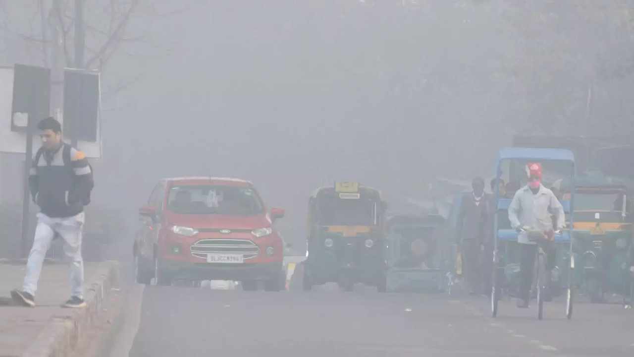 Dense Fog in Delhi: ఢిల్లీ ఎయిర్పోర్టును కమ్ముకున్న పొగ మంచు.. 100కుపైగా విమానాలు ఆలస్యం Dense Fog in Delhi: ఢిల్లీ ఎయిర్పోర్టును కమ్ముకున్న పొగ మంచు.. 100కుపైగా విమానాలు ఆలస్యం