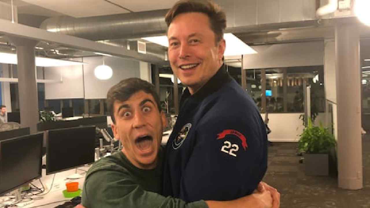 Elon Musk: ఫలించిన అభిమాని నిరీక్షణ.. ఫ్యాన్ బాయ్ను హగ్ చేసుకున్న ఎలన్ మస్క్ Elon Musk: ఫలించిన అభిమాని నిరీక్షణ.. ఫ్యాన్ బాయ్ను హగ్ చేసుకున్న ఎలన్ మస్క్