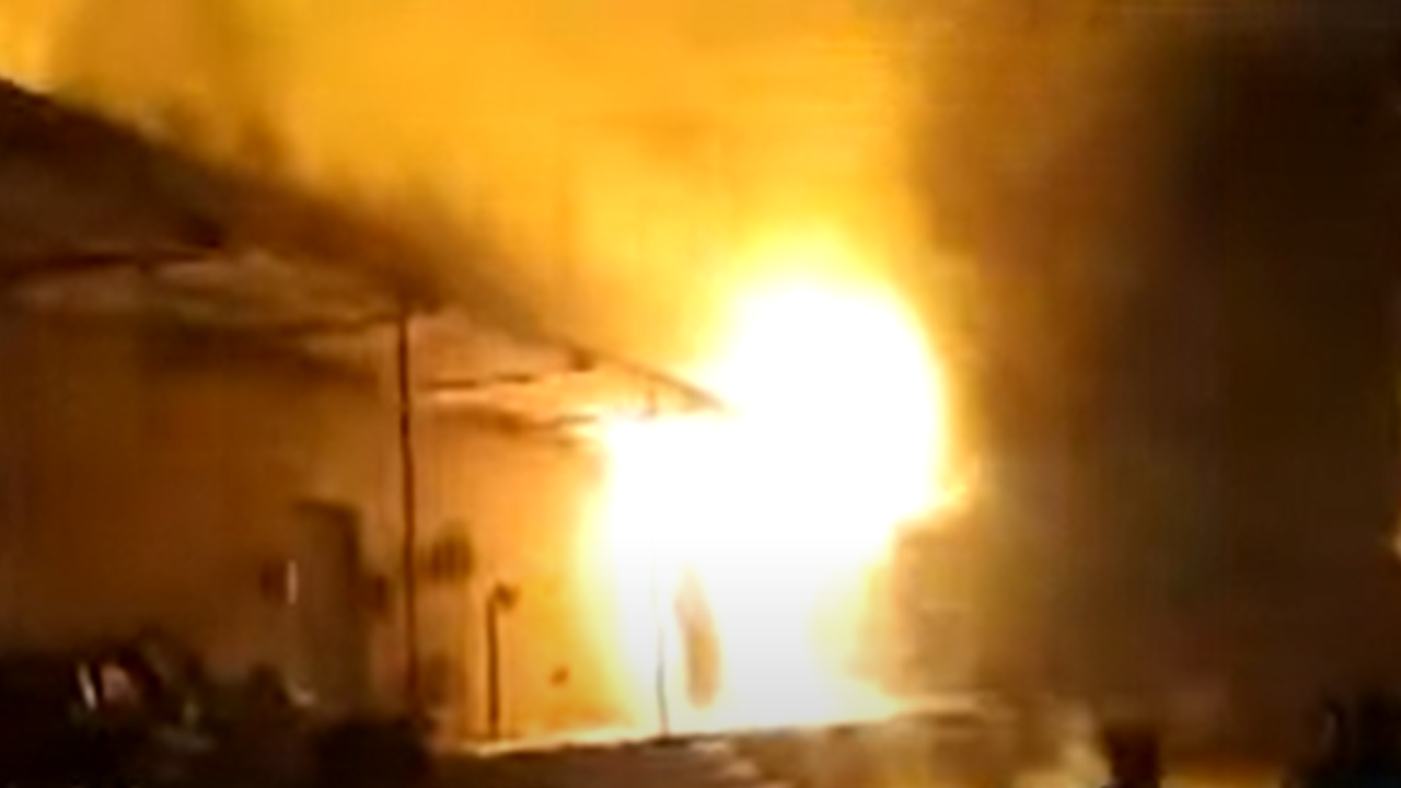 Fire Broke Out : బాణాసంచా గోడౌన్ లో అగ్నిప్రమాదం.. ఇళ్లపై ఎగిరి పడిన రాకెట్ బాంబులు Fire Broke Out : బాణాసంచా గోడౌన్ లో అగ్నిప్రమాదం.. ఇళ్లపై ఎగిరి పడిన రాకెట్ బాంబులు