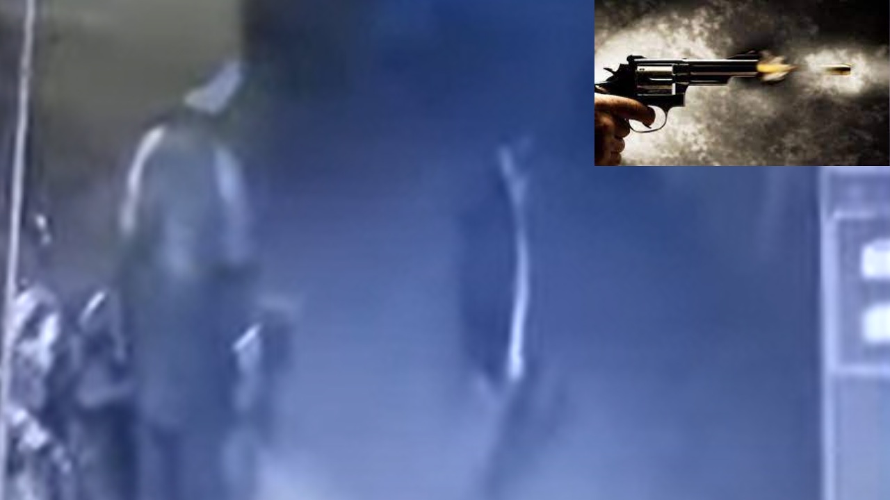 Medchal Gun Firing : మేడ్చల్ జిల్లాలో కాల్పుల కలకలం.. తుపాకులతో బెదిరించి మద్యం షాపులో రూ.2లక్షలు చోరీ Medchal Gun Firing : మేడ్చల్ జిల్లాలో కాల్పుల కలకలం.. తుపాకులతో బెదిరించి మద్యం షాపులో రూ.2లక్షలు చోరీ
