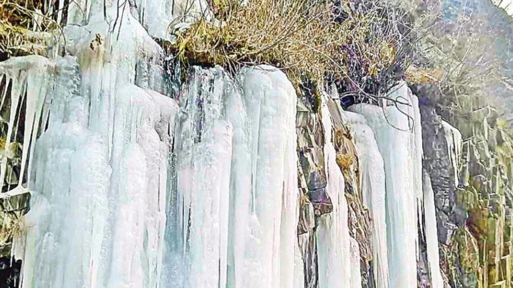 Frozen Kulu Falls
