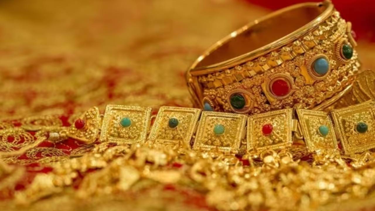 Gold Price Today: భారీగా పెరిగిన బంగారం ధర.. తెలుగు రాష్ట్రాల్లో ధరలు ఇలా.. Gold Price Today: భారీగా పెరిగిన బంగారం ధర.. తెలుగు రాష్ట్రాల్లో ధరలు ఇలా..