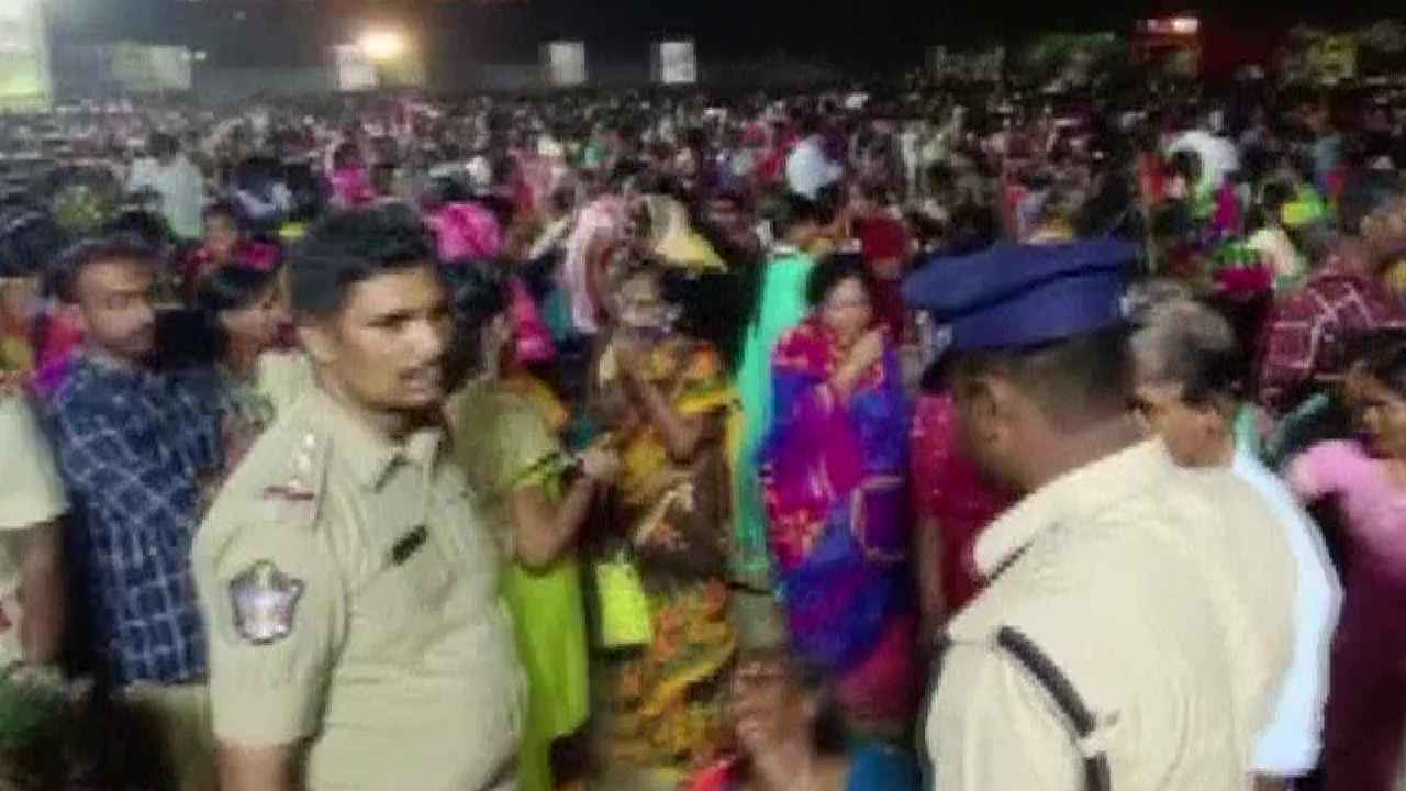 Guntur Stampede : ఒక్కొక్కరికి రూ.30 లక్షలు.. గుంటూరు తొక్కిసలాట ఘటనలో మృతుల కుటుంబాలకు పరిహారం Guntur Stampede : ఒక్కొక్కరికి రూ.30 లక్షలు.. గుంటూరు తొక్కిసలాట ఘటనలో మృతుల కుటుంబాలకు పరిహారం