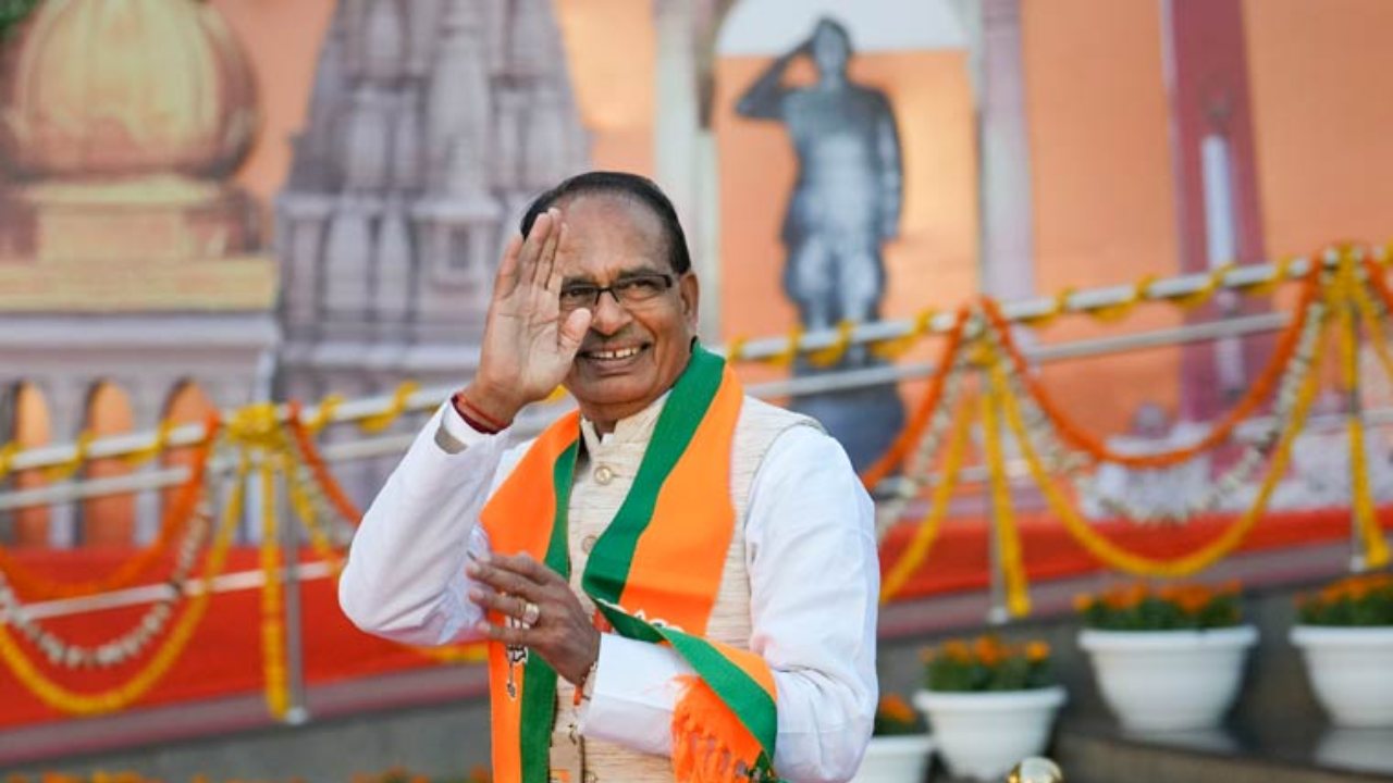 CM Shivraj Singh Chouhan : ప్రభుత్వ పాఠశాలల్లో పాఠ్యాంశాలుగా భగవద్గీత, రామాయణ,భారతాలను ప్రవేశపెడతాం : సీఎం సంచలన వ్యాఖ్యలు CM Shivraj Singh Chouhan : ప్రభుత్వ పాఠశాలల్లో పాఠ్యాంశాలుగా భగవద్గీత, రామాయణ,భారతాలను ప్రవేశపెడతాం : సీఎం సంచలన వ్యాఖ్యలు