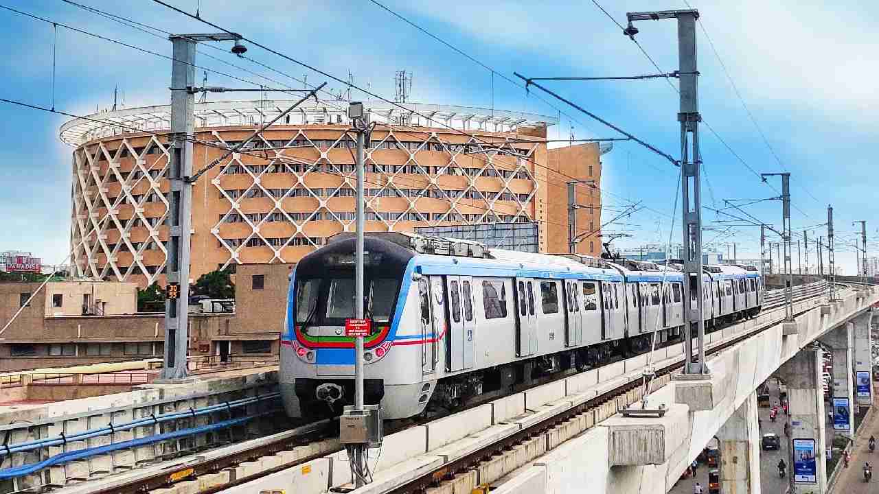 Hyderabad: హైదరాబాద్లో అర్ధరాత్రి దాకా మెట్రో రైల్ సర్వీసులు.. రెండు కారిడార్లలో ప్రారంభం Hyderabad: హైదరాబాద్లో అర్ధరాత్రి దాకా మెట్రో రైల్ సర్వీసులు.. రెండు కారిడార్లలో ప్రారంభం