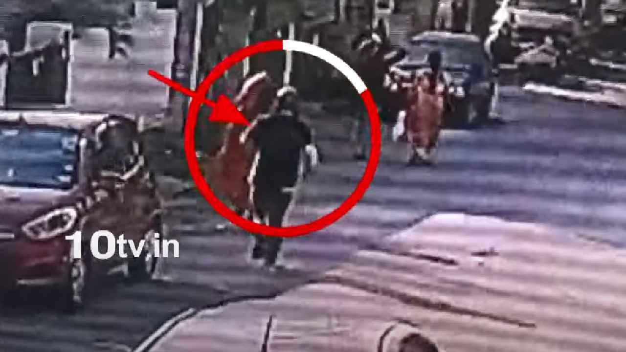 Hyderabad Chain Snatching : హైదరాబాద్లో మళ్లీ చైన్ స్నాచింగ్ కలకలం.. ఎల్బీనగర్లో గోల్డ్ చైన్ లాక్కెళ్లిన దొంగ, ఎలా కొట్టేశాడో చూడండి Hyderabad Chain Snatching : హైదరాబాద్లో మళ్లీ చైన్ స్నాచింగ్ కలకలం.. ఎల్బీనగర్లో గోల్డ్ చైన్ లాక్కెళ్లిన దొంగ, ఎలా కొట్టేశాడో చూడండి