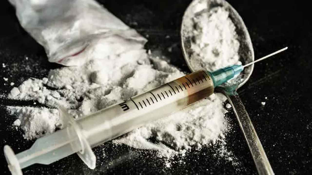 Hyderabad Drugs : హైదరాబాద్లో మరోసారి డ్రగ్స్ కలకలం.. పోలీసుల అదుపులో ముఠా సభ్యులు Hyderabad Drugs : హైదరాబాద్లో మరోసారి డ్రగ్స్ కలకలం.. పోలీసుల అదుపులో ముఠా సభ్యులు