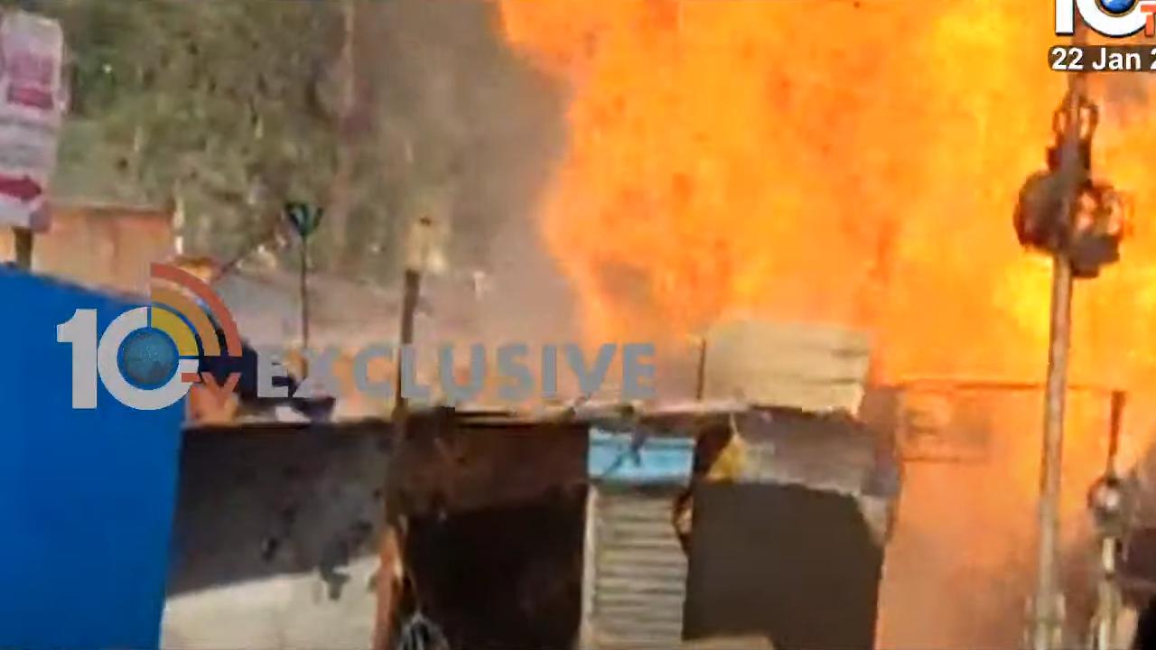 Hyderabad: హైదరాబాద్లో అగ్ని ప్రమాదం.. సిలిండర్లు పేలి అంటుకున్న మంటలు Hyderabad: హైదరాబాద్లో అగ్ని ప్రమాదం.. సిలిండర్లు పేలి అంటుకున్న మంటలు