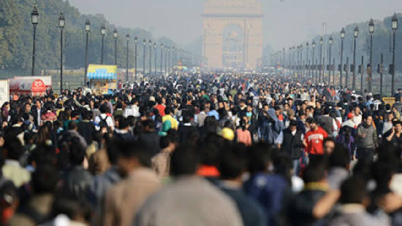 India Population: జనాభాలో చైనాను దాటేశాం.. ప్రస్తుతం ఇండియా జనాభా ఎంతంటే..? India Population: జనాభాలో చైనాను దాటేశాం.. ప్రస్తుతం ఇండియా జనాభా ఎంతంటే..?