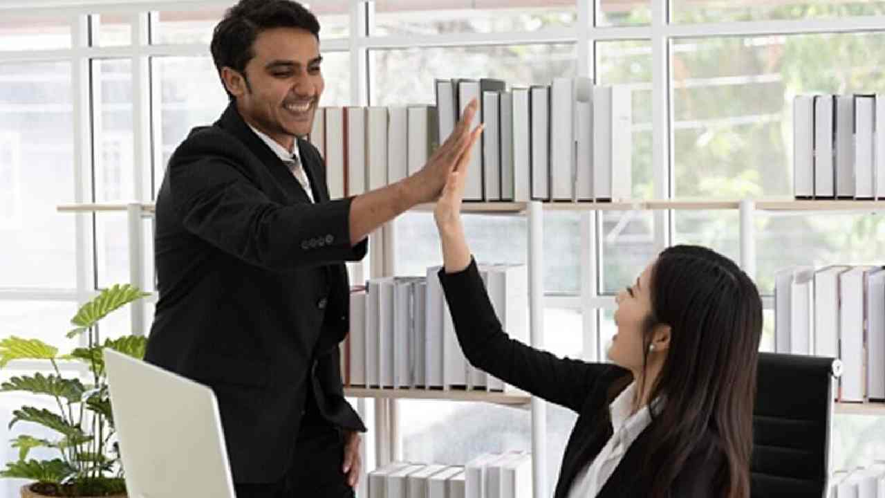 Indian Employees: ఇండియాలో ఉద్యోగులకు 15-30 శాతం పెరగనున్న వేతనాలు.. తాజా సర్వే వెల్లడి Indian Employees: ఇండియాలో ఉద్యోగులకు 15-30 శాతం పెరగనున్న వేతనాలు.. తాజా సర్వే వెల్లడి