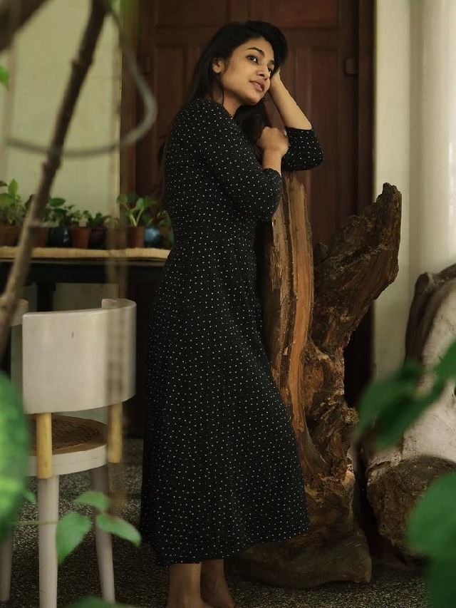 >ప్రకృతి అందాలు మధ్య లవ్ టుడే భామ ఇవానా అందాలు..