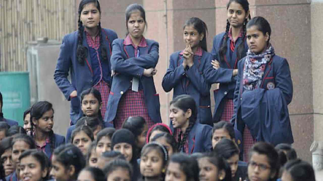 J’khand: అమ్మాయిల సాహసం.. రాత్రిపూట 17 కిలోమీటర్లు నడిచి వెళ్లిన బాలికలు.. ఎందుకంటే J’khand: అమ్మాయిల సాహసం.. రాత్రిపూట 17 కిలోమీటర్లు నడిచి వెళ్లిన బాలికలు.. ఎందుకంటే
