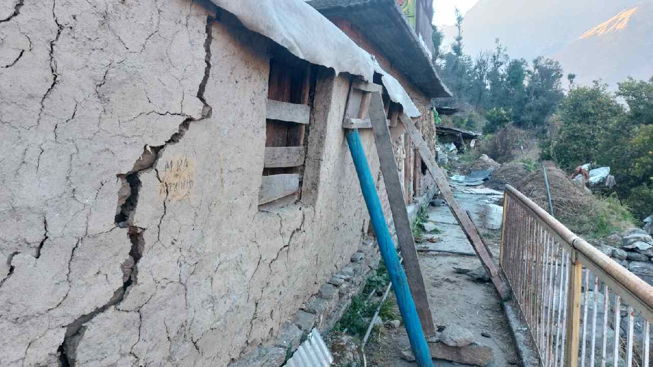 Joshimath: జోషిమఠ్లో కొనసాగుతున్న కూల్చివేతలు.. 863 భవనాలకు పగుళ్లు.. ప్రమాదకరంగా 181 ఇళ్లు Joshimath: జోషిమఠ్లో కొనసాగుతున్న కూల్చివేతలు.. 863 భవనాలకు పగుళ్లు.. ప్రమాదకరంగా 181 ఇళ్లు