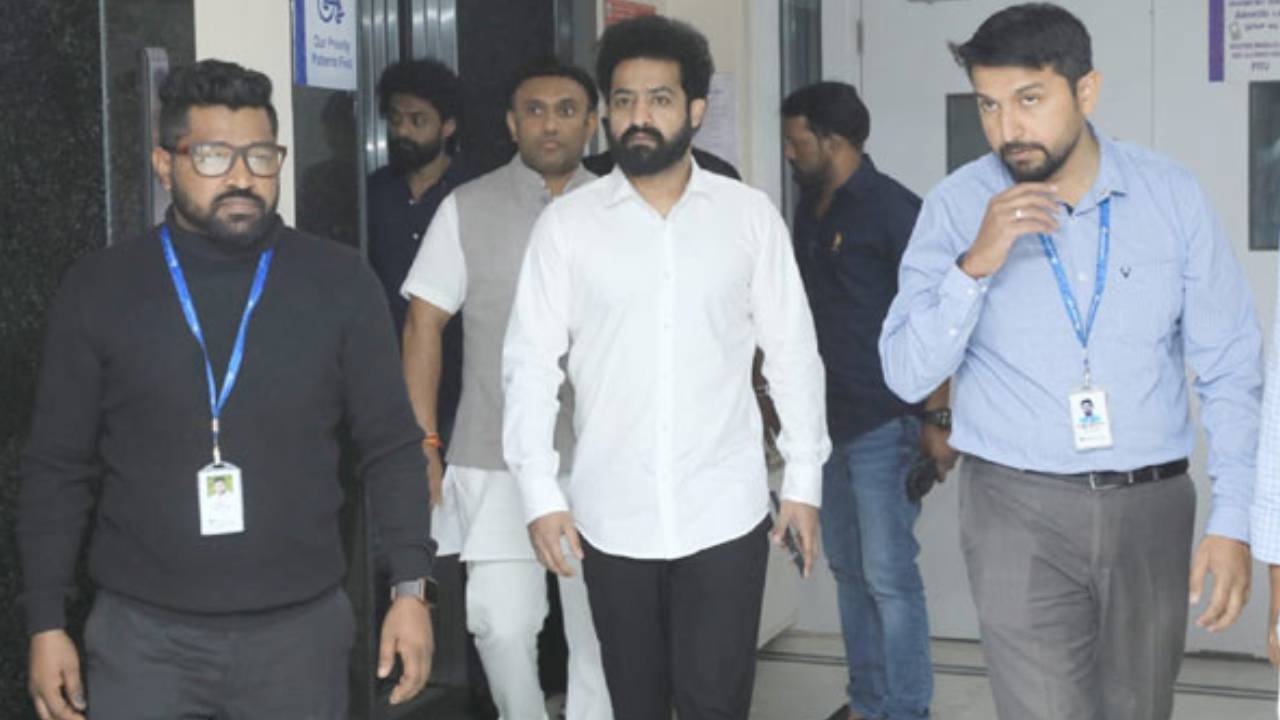Tarakaratna Health Condition: నిన్నటితో పోలిస్తే తారకరత్న ఆరోగ్యం మెరుగ్గా ఉందని వైద్యులు చెప్పారు.. జూ. ఎన్టీఆర్ Tarakaratna Health Condition: నిన్నటితో పోలిస్తే తారకరత్న ఆరోగ్యం మెరుగ్గా ఉందని వైద్యులు చెప్పారు.. జూ. ఎన్టీఆర్