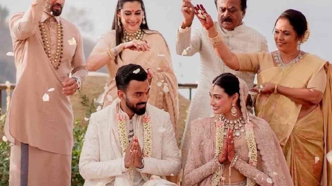 KL Rahul: కేఎల్ రాహుల్కు ధోనీ, కోహ్లీ ఖరీదైన కానుకలు.. వాటి విలువ తెలిస్తే వావ్ అనాల్సిందే KL Rahul: కేఎల్ రాహుల్కు ధోనీ, కోహ్లీ ఖరీదైన కానుకలు.. వాటి విలువ తెలిస్తే వావ్ అనాల్సిందే