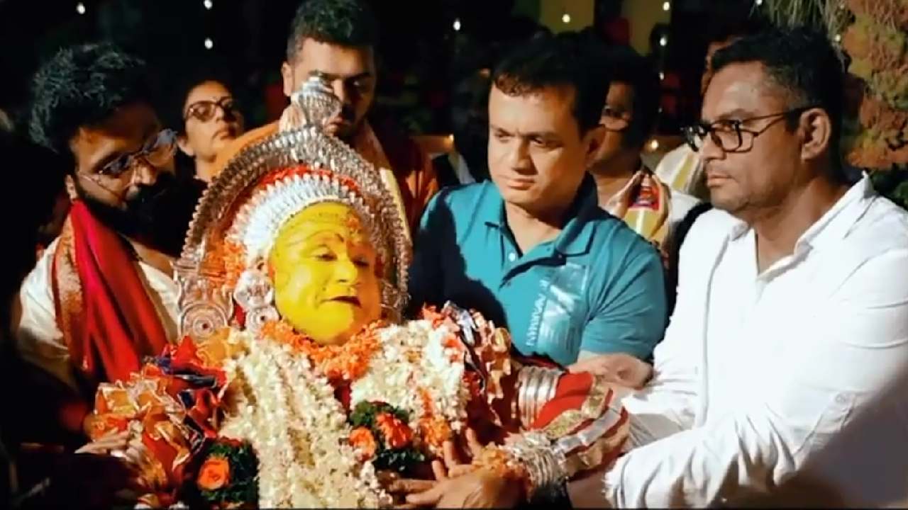 Kantara : కాంతారలో జరిగిన సంఘటన రిషబ్కి రియల్గా ఎదురైంది.. వైరల్ అవుతున్న వీడియో! Kantara : కాంతారలో జరిగిన సంఘటన రిషబ్కి రియల్గా ఎదురైంది.. వైరల్ అవుతున్న వీడియో!